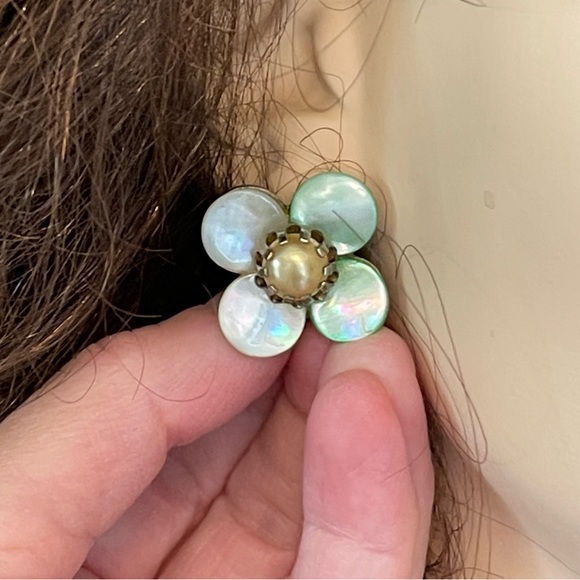 Vintage Abalone Shell Flower Screw Back Earrings - Picture 2 of 6